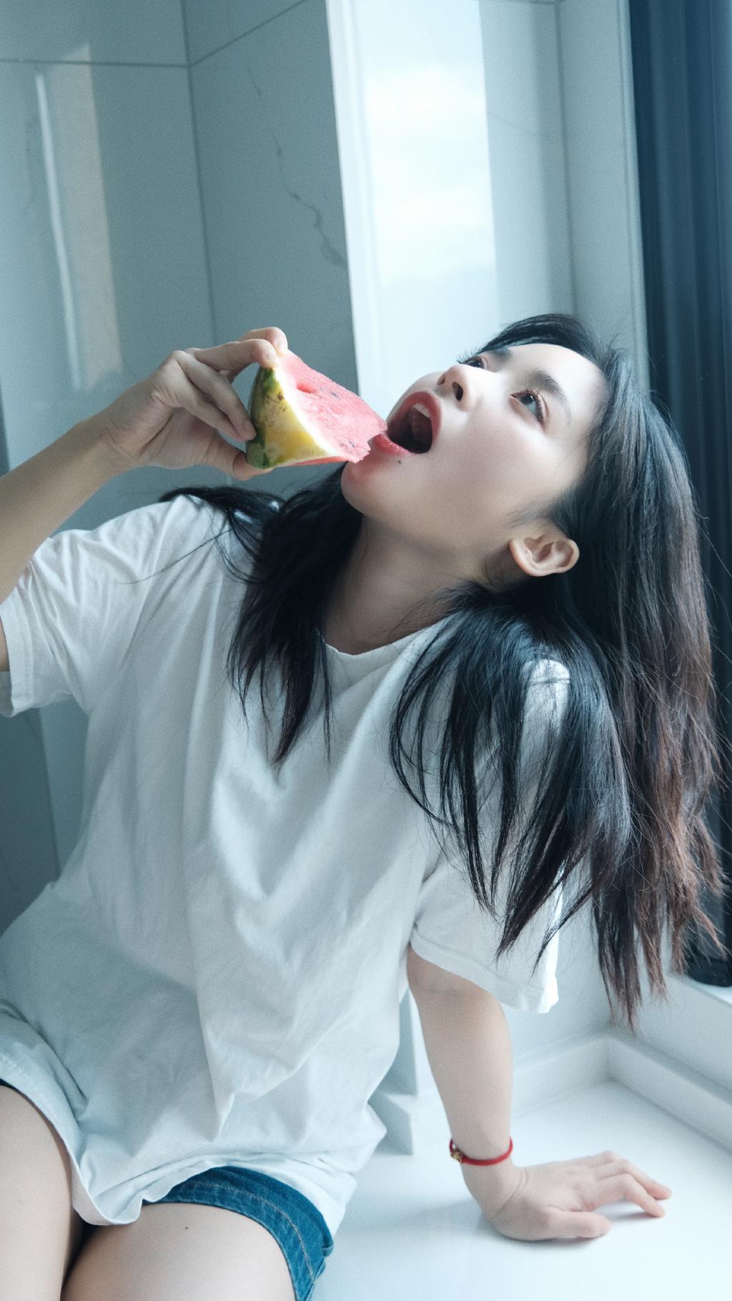 沈月拍夏日居家写真 手捧西瓜天真烂漫