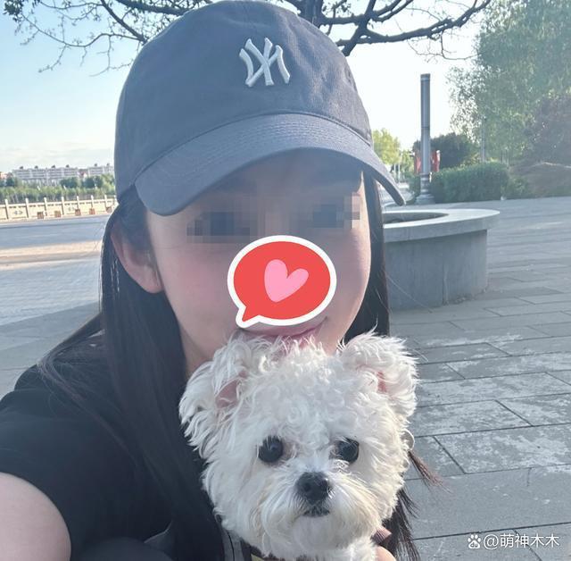 吴亦凡案二审开庭择期宣判，都美竹提前到北京晒多张旅游照
