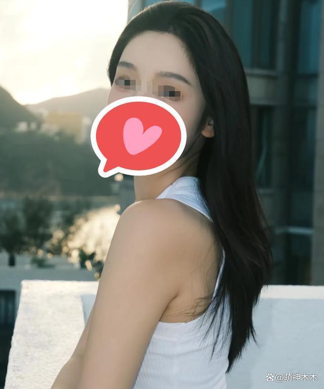吴亦凡案二审开庭择期宣判，都美竹提前到北京晒多张旅游照