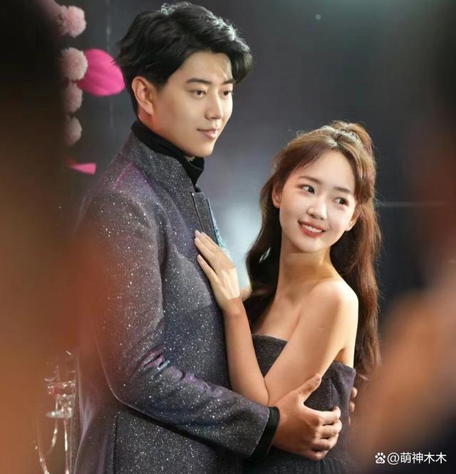 吴亦凡案二审开庭择期宣判，都美竹提前到北京晒多张旅游照
