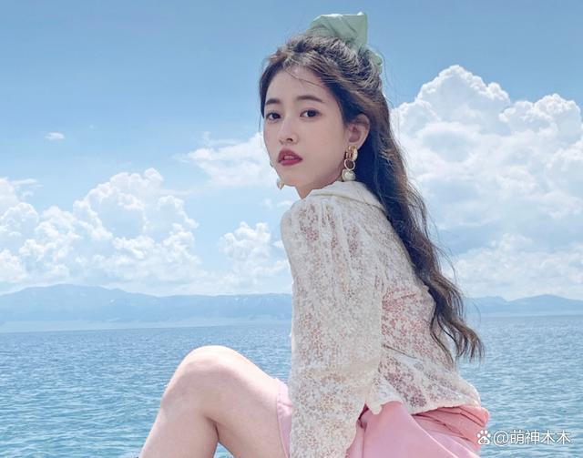 吴亦凡案二审开庭择期宣判，都美竹提前到北京晒多张旅游照