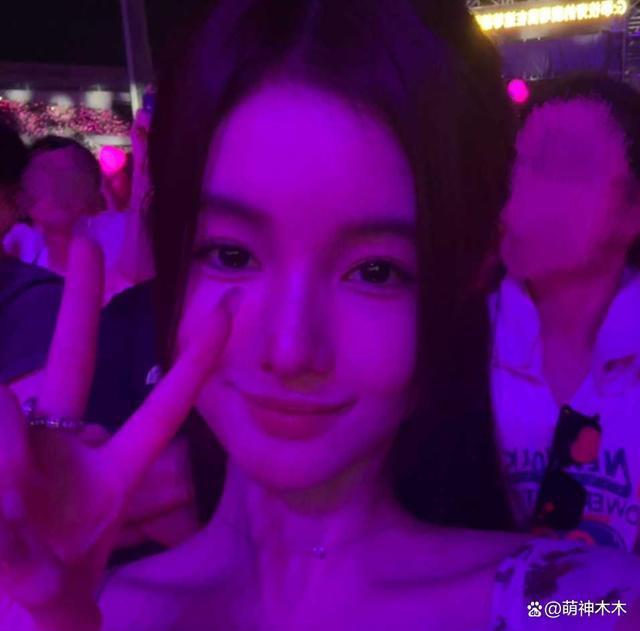 吴亦凡案二审开庭择期宣判，都美竹提前到北京晒多张旅游照