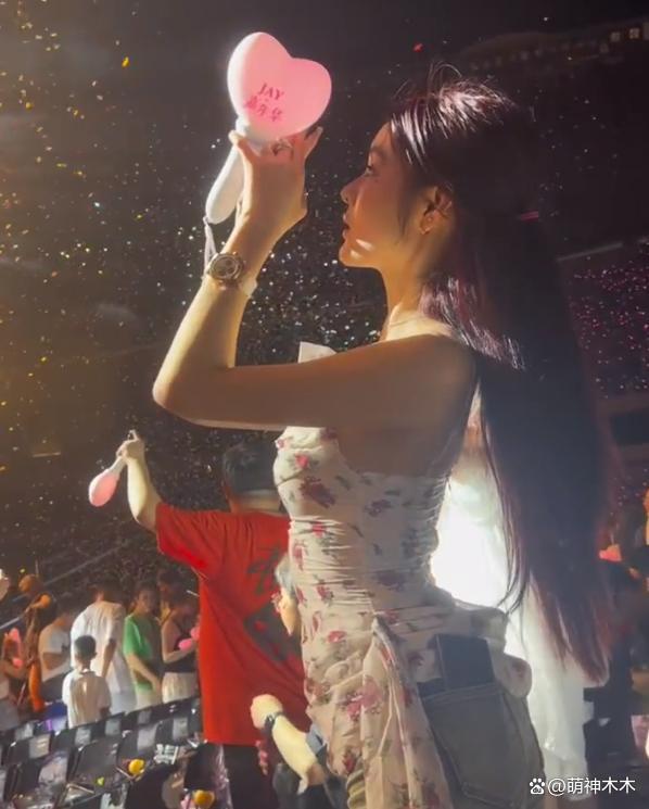 吴亦凡案二审开庭择期宣判，都美竹提前到北京晒多张旅游照