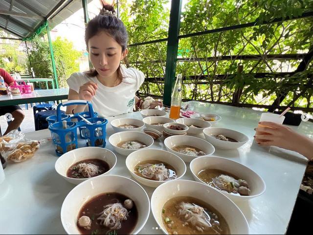 赵丽颖出游晒美照 不施粉黛素颜照能打