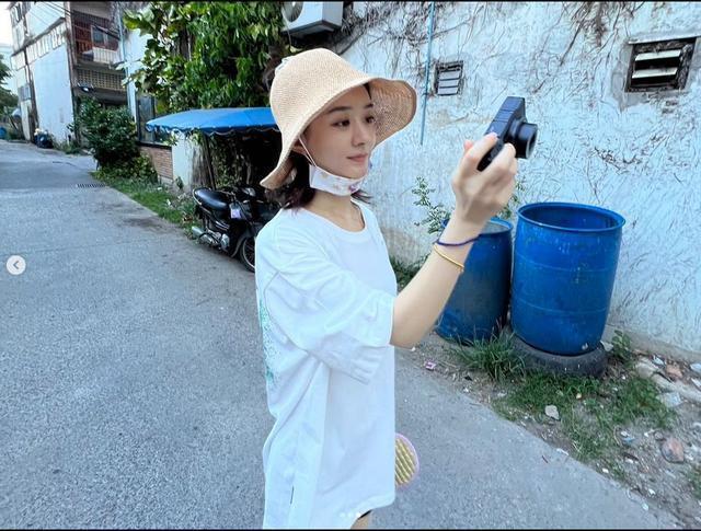 赵丽颖出游晒美照 不施粉黛素颜照能打