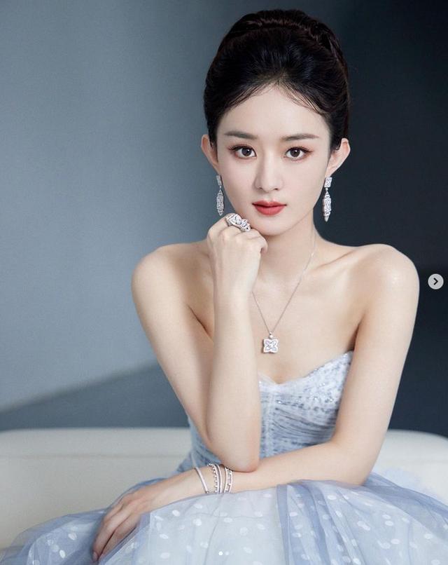赵丽颖出游晒美照 不施粉黛素颜照能打