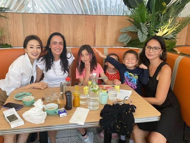 吴彦祖夫妇带女儿见老友 10岁吴斐然正脸照曝光打扮前卫