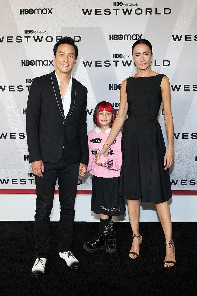 吴彦祖夫妇带女儿见老友 10岁吴斐然正脸照曝光打扮前卫
