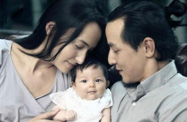 吴彦祖夫妇带女儿见老友 10岁吴斐然正脸照曝光打扮前卫