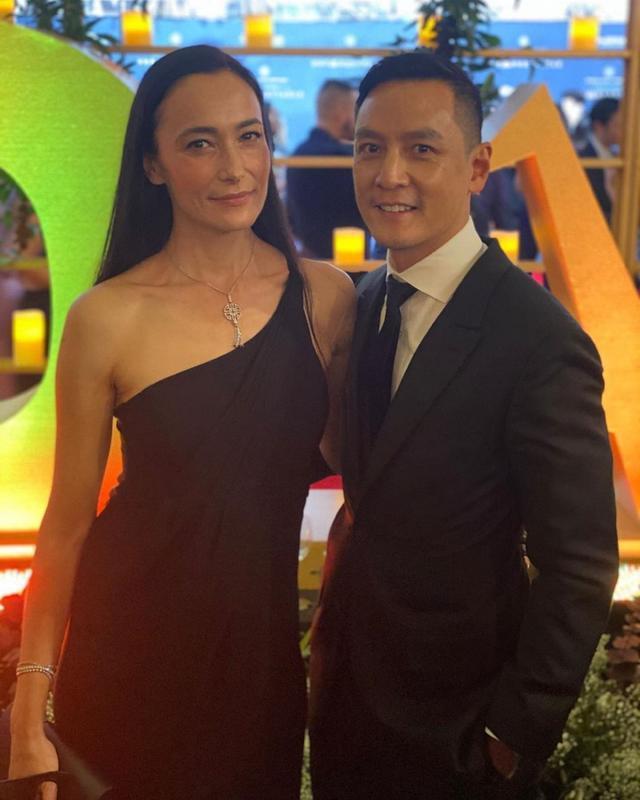 吴彦祖夫妇带女儿见老友 10岁吴斐然正脸照曝光打扮前卫