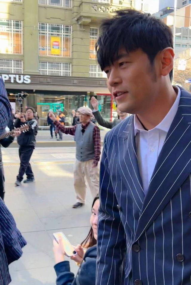周杰伦现身墨尔本街头录制综艺 西装白裤状态俱佳