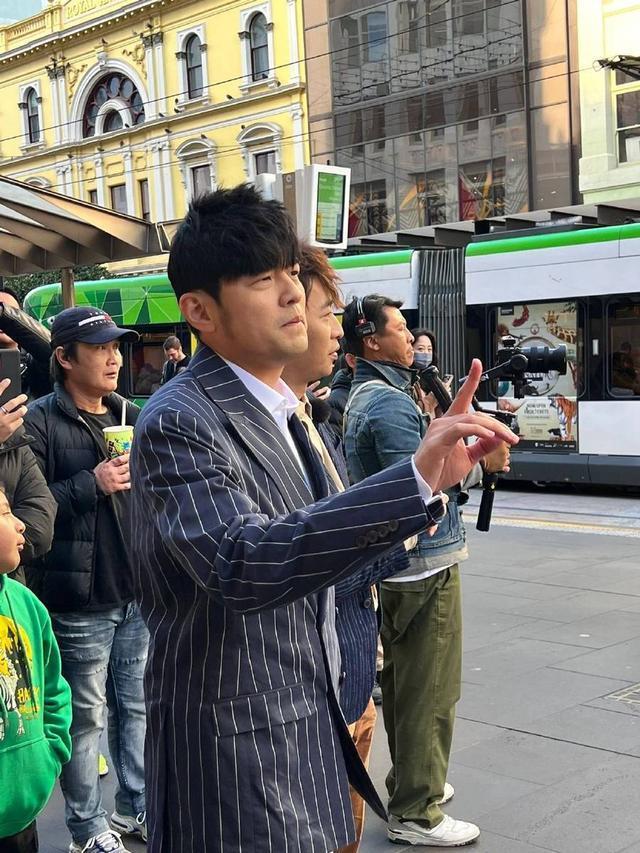 周杰伦现身墨尔本街头录制综艺 西装白裤状态俱佳