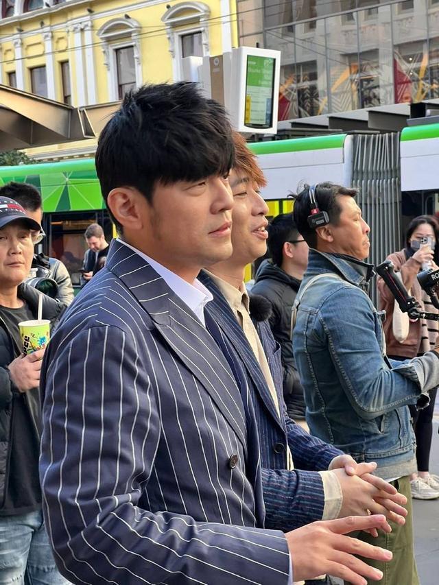 周杰伦现身墨尔本街头录制综艺 西装白裤状态俱佳