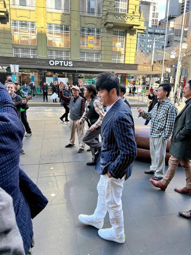 周杰伦现身墨尔本街头录制综艺 西装白裤状态俱佳
