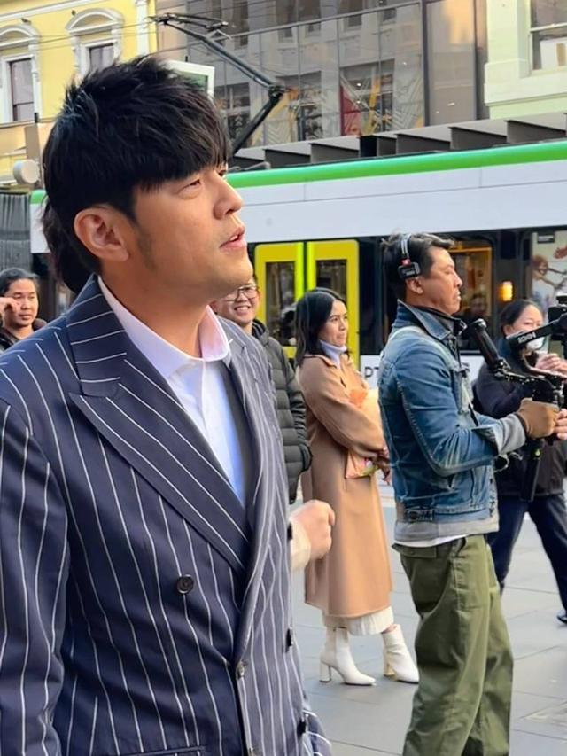 周杰伦现身墨尔本街头录制综艺 西装白裤状态俱佳