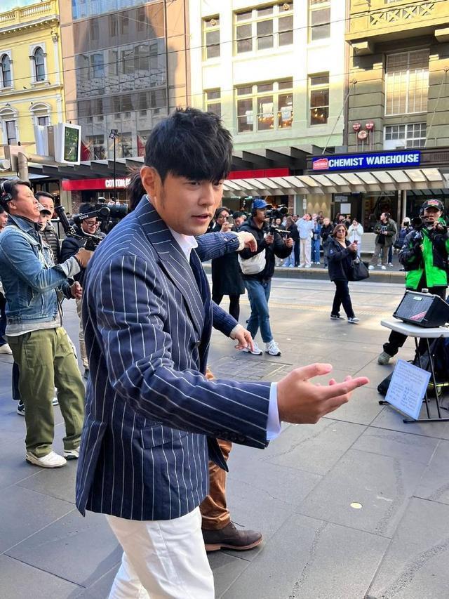 周杰伦现身墨尔本街头录制综艺 西装白裤状态俱佳