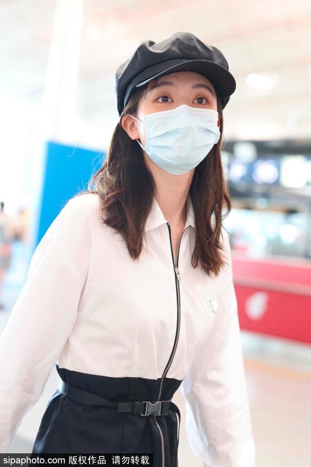 乔欣穿简约黑白配色裙装现身机场 贝雷帽时髦亮眼