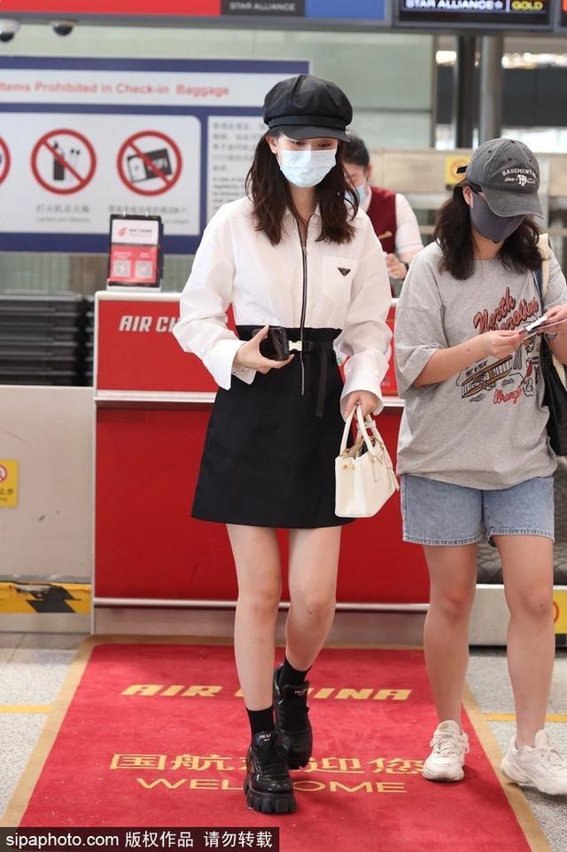乔欣穿简约黑白配色裙装现身机场 贝雷帽时髦亮眼