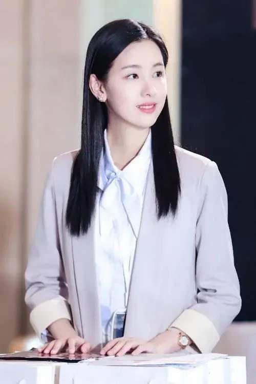 吴谨言两年没戏拍，李一桐强捧不红，90花怎么个个熄火？