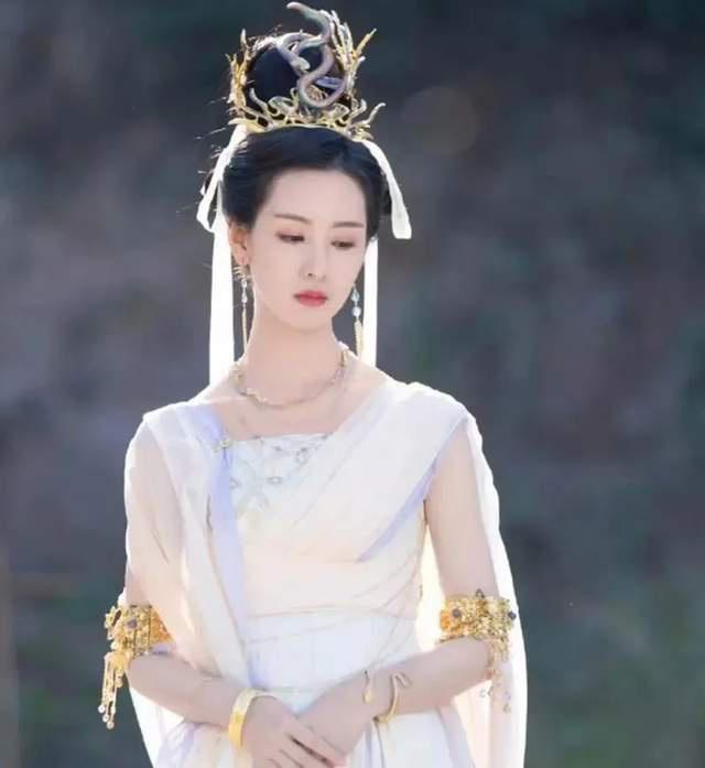 吴谨言两年没戏拍，李一桐强捧不红，90花怎么个个熄火？