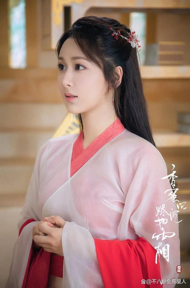 同是90花顶流，一个被赞演技，一个被嘲“男相”差距大