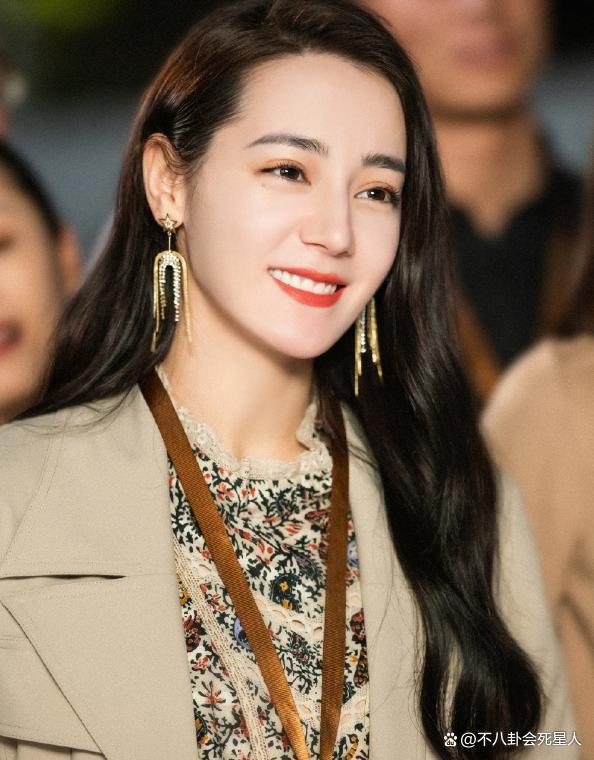 同是90花顶流，一个被赞演技，一个被嘲“男相”差距大