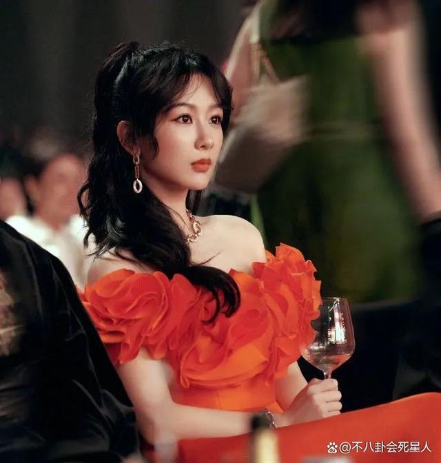 同是90花顶流，一个被赞演技，一个被嘲“男相”差距大