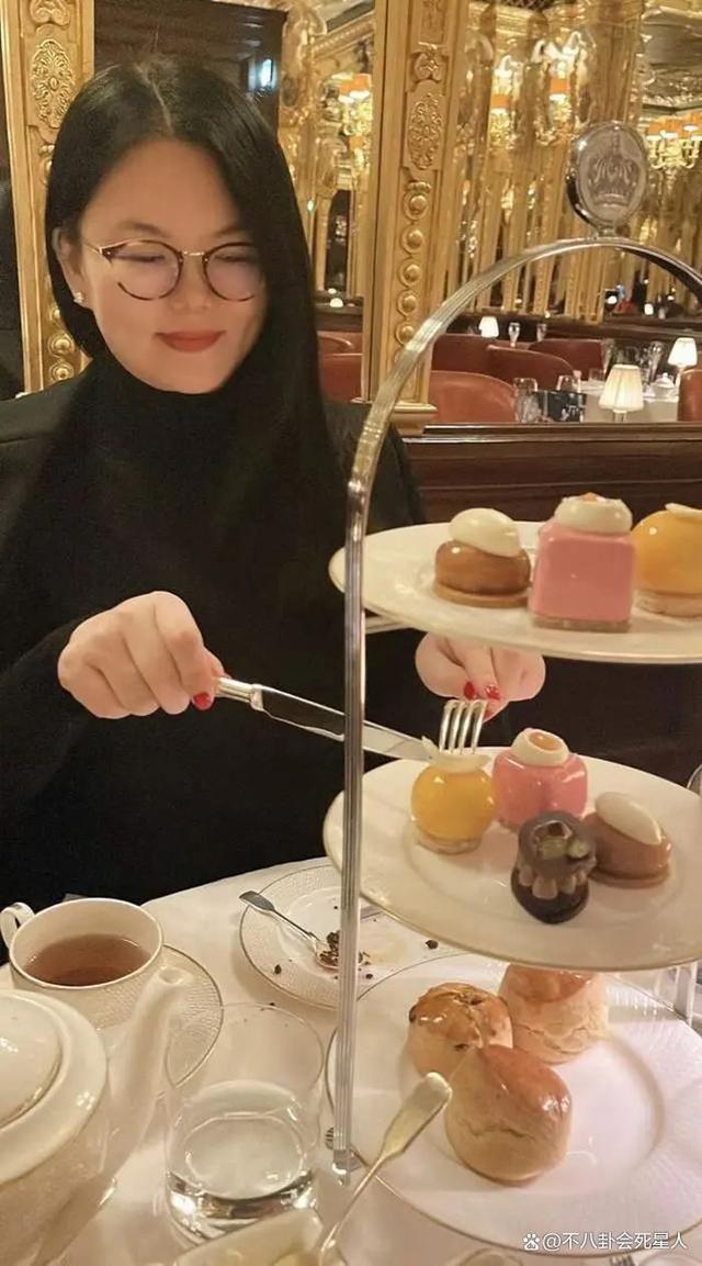 住一晚8万的酒店，47岁两婚两离，单身富婆李湘快乐吗？