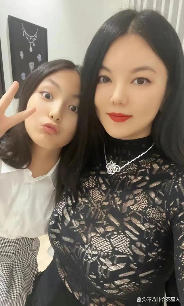 住一晚8万的酒店，47岁两婚两离，单身富婆李湘快乐吗？