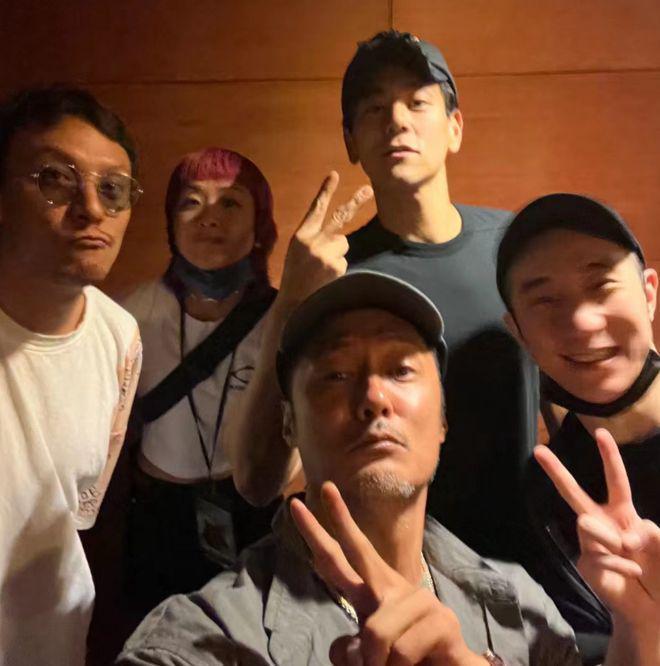 徐濠萦晒与彭于晏合照 女儿扑向陈奕迅怀里好有爱