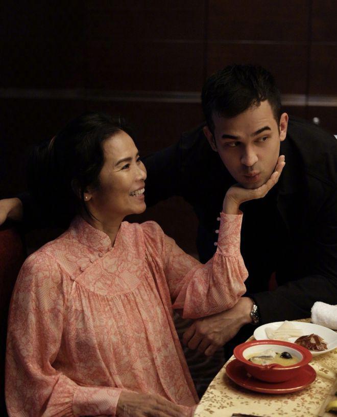 59岁韦唯回北京豪宅为25岁幼子庆生 被仨儿子簇拥