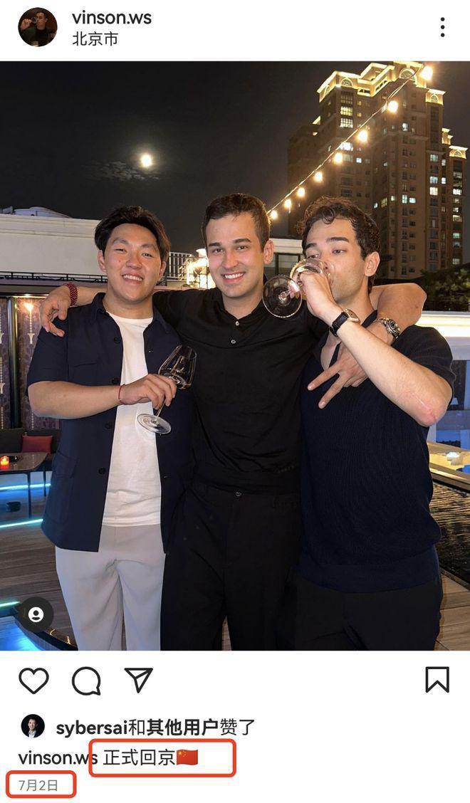 59岁韦唯回北京豪宅为25岁幼子庆生 被仨儿子簇拥