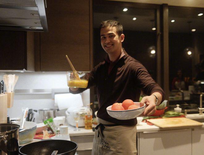 59岁韦唯回北京豪宅为25岁幼子庆生 被仨儿子簇拥