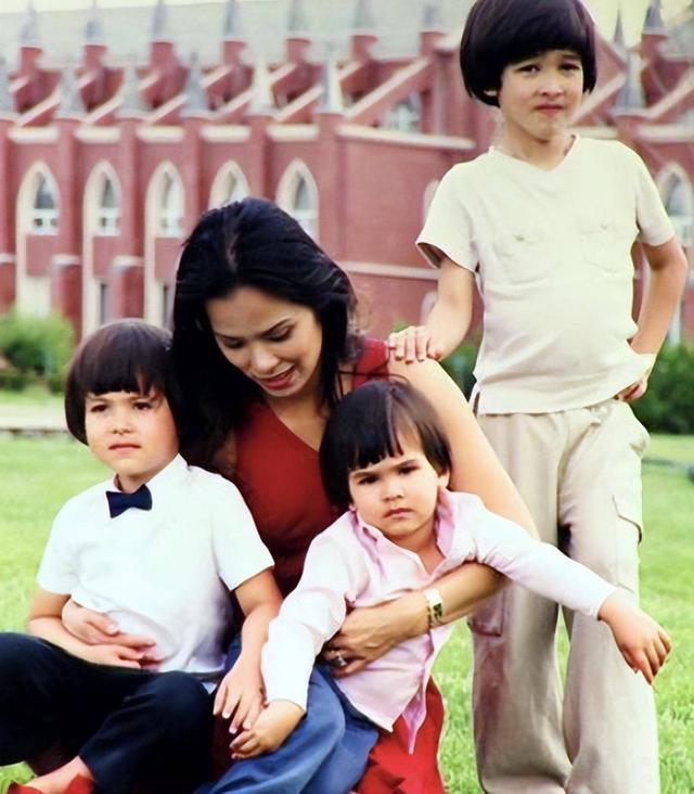 59岁韦唯回北京豪宅为25岁幼子庆生 被仨儿子簇拥