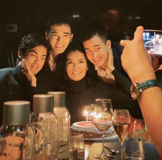 59岁韦唯回北京豪宅为25岁幼子庆生 被仨儿子簇拥