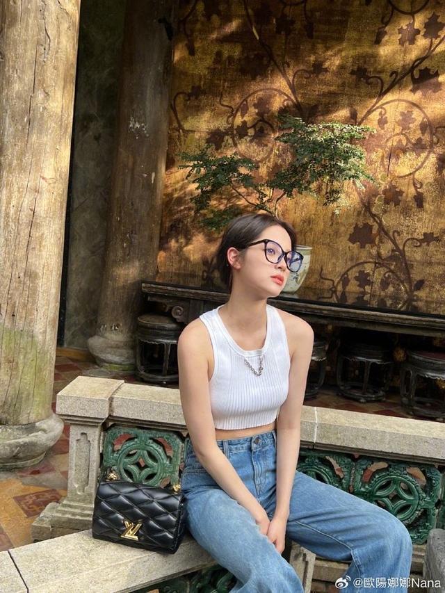 欧阳娜娜穿白色紧身背心秀蛮腰 戴黑框眼镜可爱随性