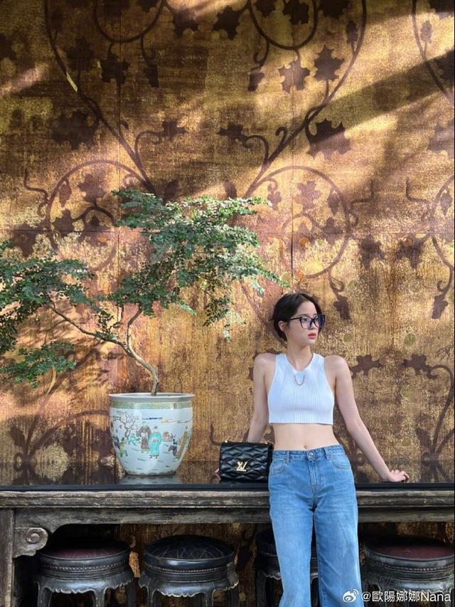 欧阳娜娜穿白色紧身背心秀蛮腰 戴黑框眼镜可爱随性