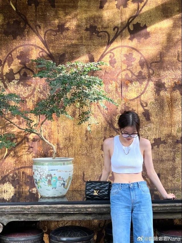 欧阳娜娜穿白色紧身背心秀蛮腰 戴黑框眼镜可爱随性