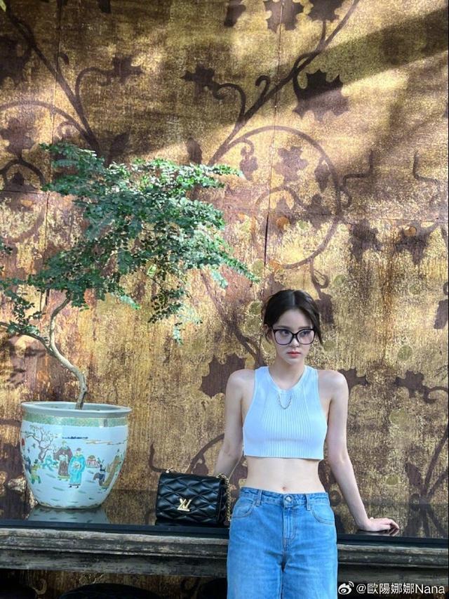 欧阳娜娜穿白色紧身背心秀蛮腰 戴黑框眼镜可爱随性
