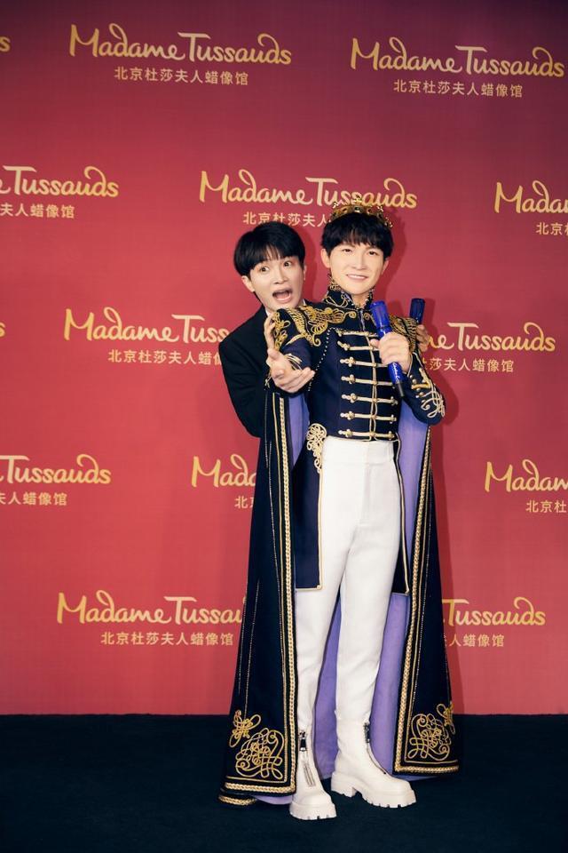 周深和纪念蜡像合影纪念出道九周年 蜡像造型逼真潇洒