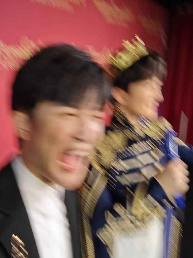 周深和纪念蜡像合影纪念出道九周年 蜡像造型逼真潇洒