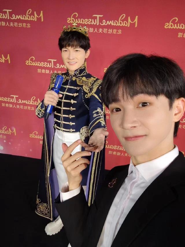 周深和纪念蜡像合影纪念出道九周年 蜡像造型逼真潇洒