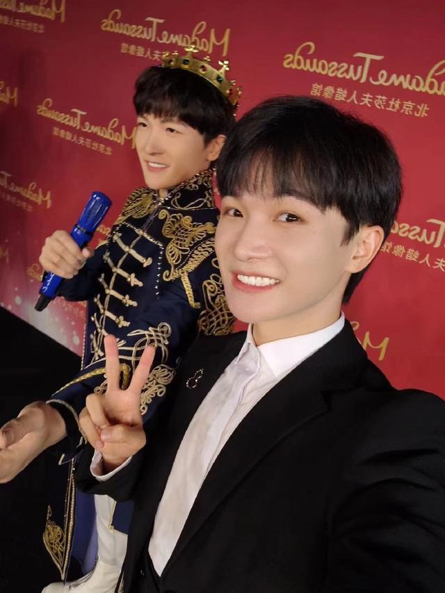 周深和纪念蜡像合影纪念出道九周年 蜡像造型逼真潇洒