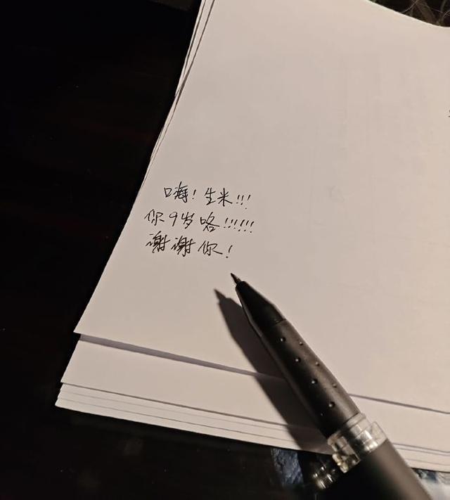 周深和纪念蜡像合影纪念出道九周年 蜡像造型逼真潇洒