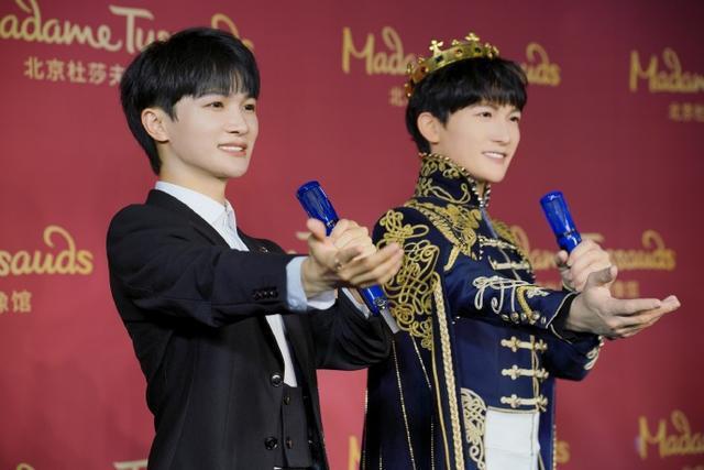周深和纪念蜡像合影纪念出道九周年 蜡像造型逼真潇洒