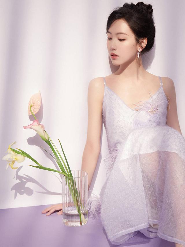 陈都灵清纯花语大片浪漫治愈 白色吊带长裙温婉动人