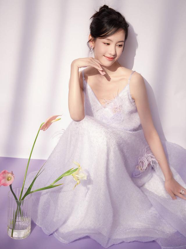 陈都灵清纯花语大片浪漫治愈 白色吊带长裙温婉动人