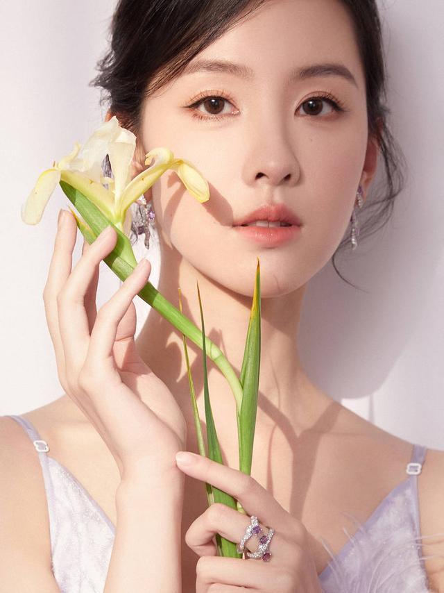 陈都灵清纯花语大片浪漫治愈 白色吊带长裙温婉动人