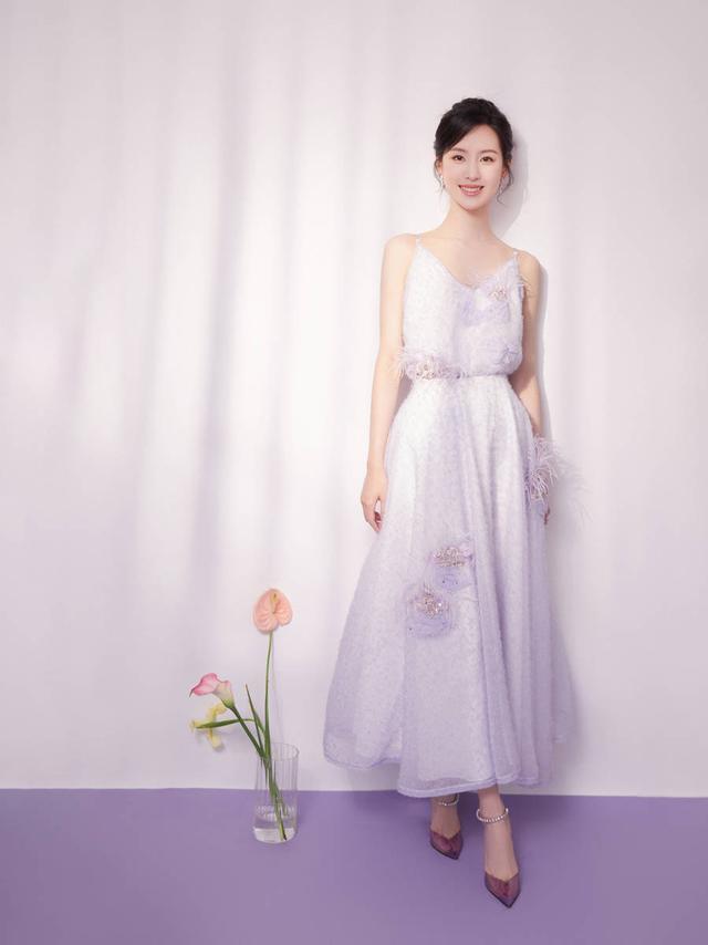 陈都灵清纯花语大片浪漫治愈 白色吊带长裙温婉动人