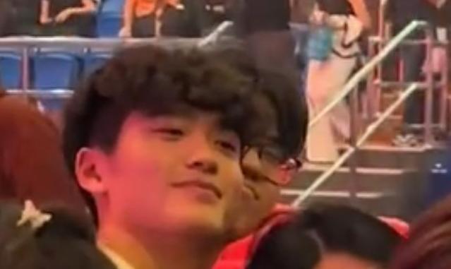 曹格15岁儿子近照曝光 皮肤黝黑卷发造型侧颜像妈妈